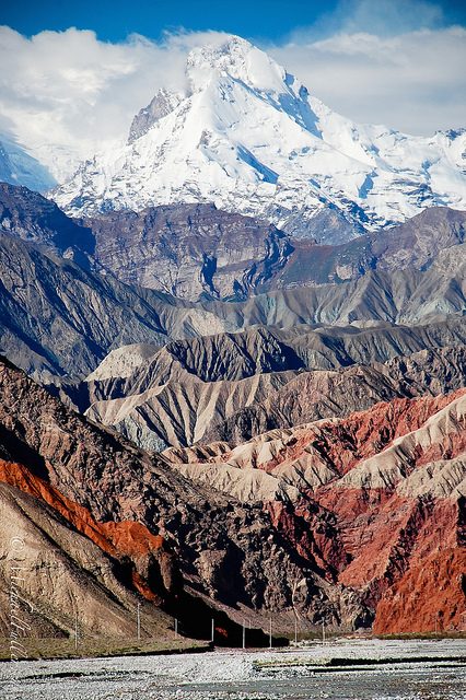 Some Xinjiang scenery. There be mountains here; 7000m+.